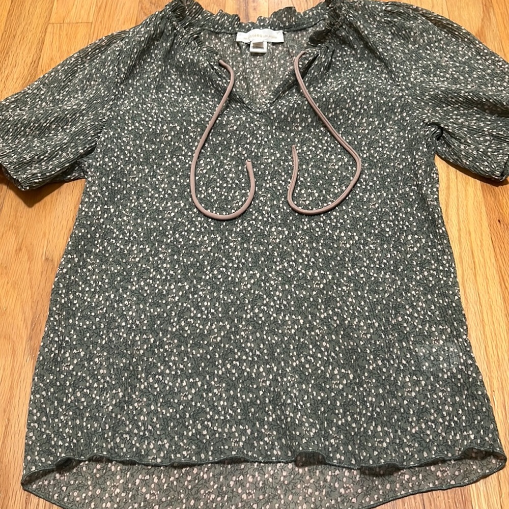 Green floral top